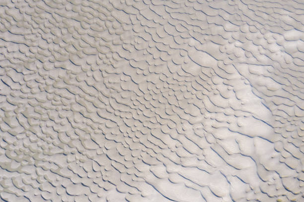 Une matière de bancs de sable à marée basse en vue aérienne