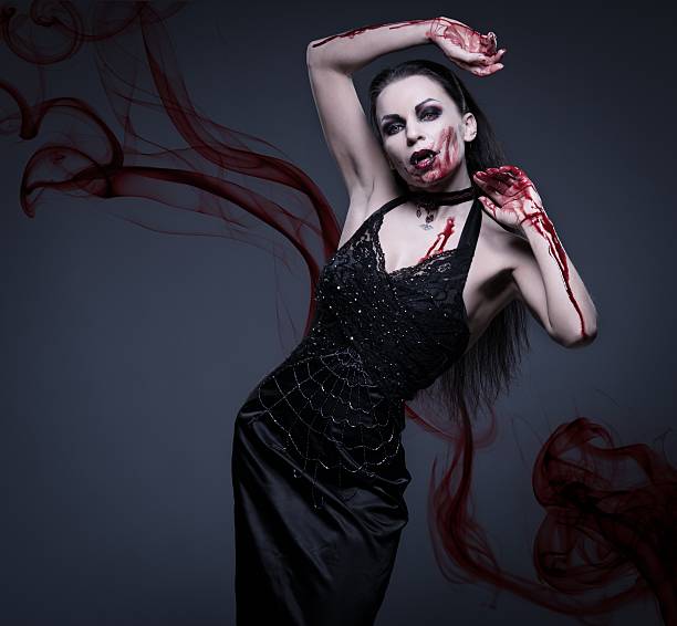 bel vampiro donna coperta di sangue - make up fashion beauty sullen foto e immagini stock