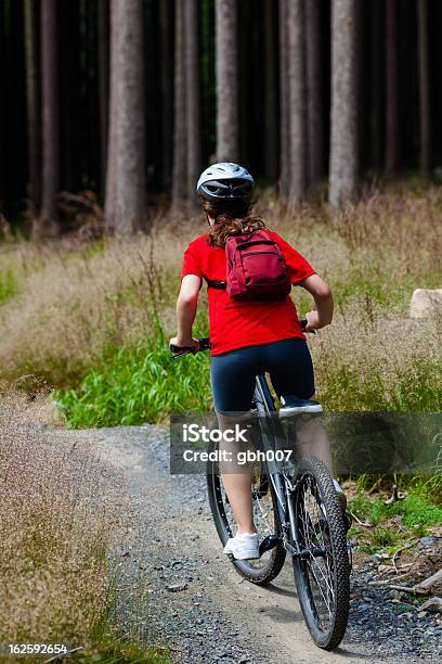 Ragazza Equitazione In Bicicletta Nella Foresta - Fotografie stock e altre immagini di 14-15 anni - 14-15 anni, 16-17 anni, Abbigliamento sportivo