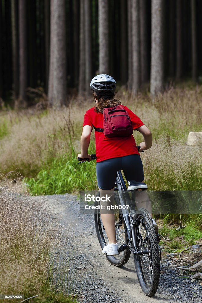 Garota andar de bicicleta em uma floresta - Foto de stock de 14-15 Anos royalty-free