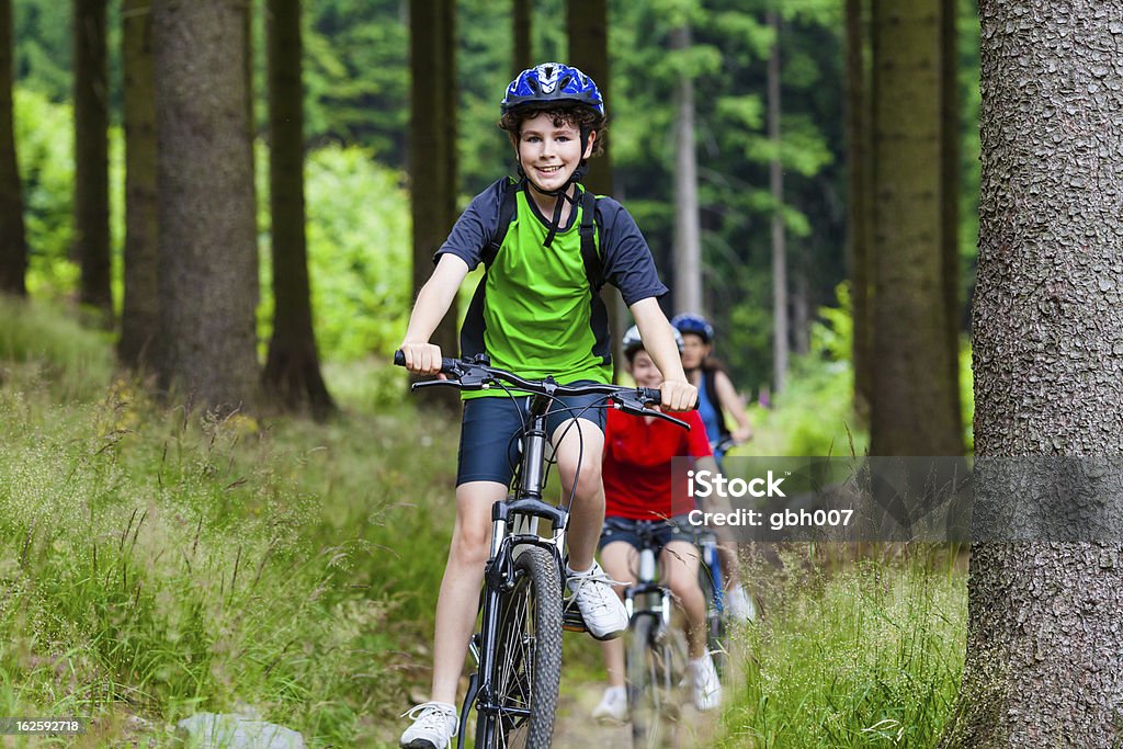 Famiglia in bicicletta - Foto stock royalty-free di Bambino
