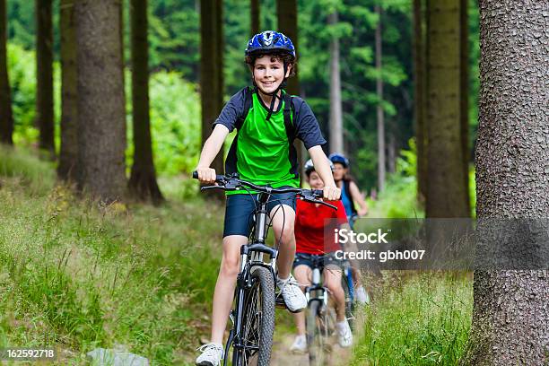 Famiglia In Bicicletta - Fotografie stock e altre immagini di Bambino - Bambino, 14-15 anni, 16-17 anni