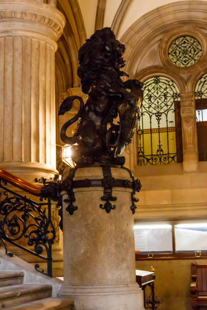 belle statue de lion à l’intérieur de l’hôtel de ville de hambourg ou rathaus à hambourg, allemagne - hamburg town hall photos et images de collection