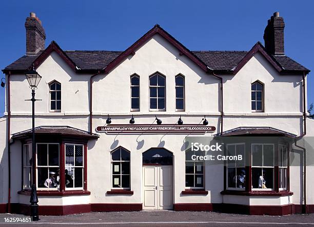 Llanfair Stazione Ferroviaria Anglesey In Galles - Fotografie stock e altre immagini di Anglesey - Galles