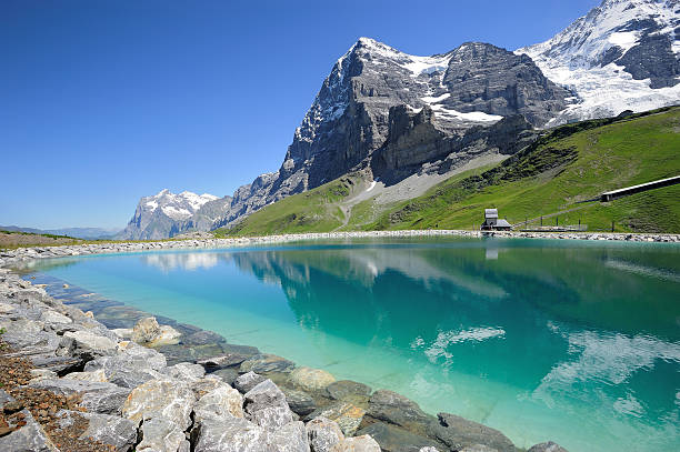 스위스 마운틴의 베르네제 알프스 리플렉팅 in 저수지 - jungfraujoch jungfrau bernese oberland monch 뉴스 사진 이미지