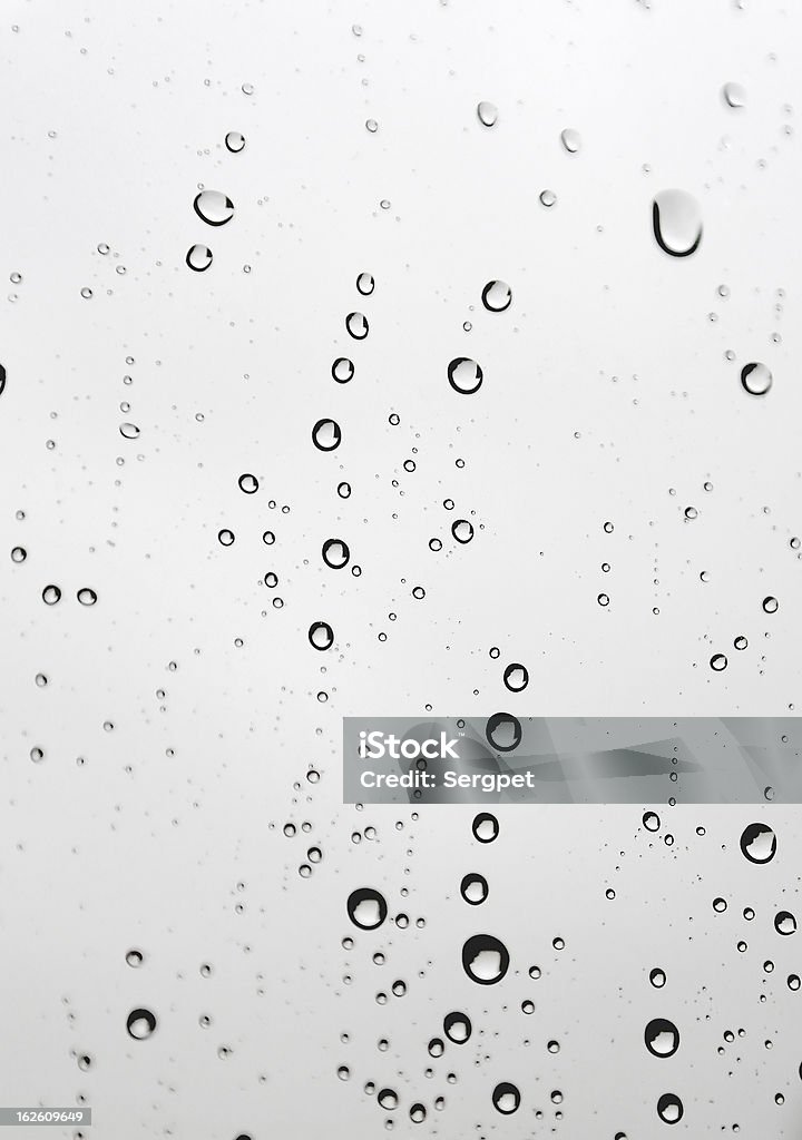 Gocce di pioggia sulla finestra inclinate - Foto stock royalty-free di Acqua