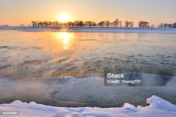 In Inverno Lo Splendido Fiume Songhua - Fotografie stock e altre immagini di Acqua - Acqua, Albero, Ambientazione esterna