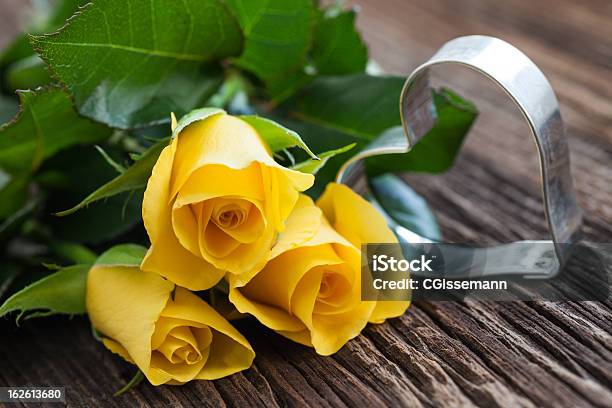 Photo libre de droit de Roses Et Coeur banque d'images et plus d'images libres de droit de Amour - Amour, Bouquet formel, Coeur - Symbole d'une idée