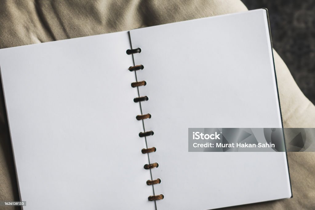 Quaderno Bianco Pagine Bianche - Fotografie stock e altre immagini di  Affari - Affari, Aperto, Blocco per appunti - iStock