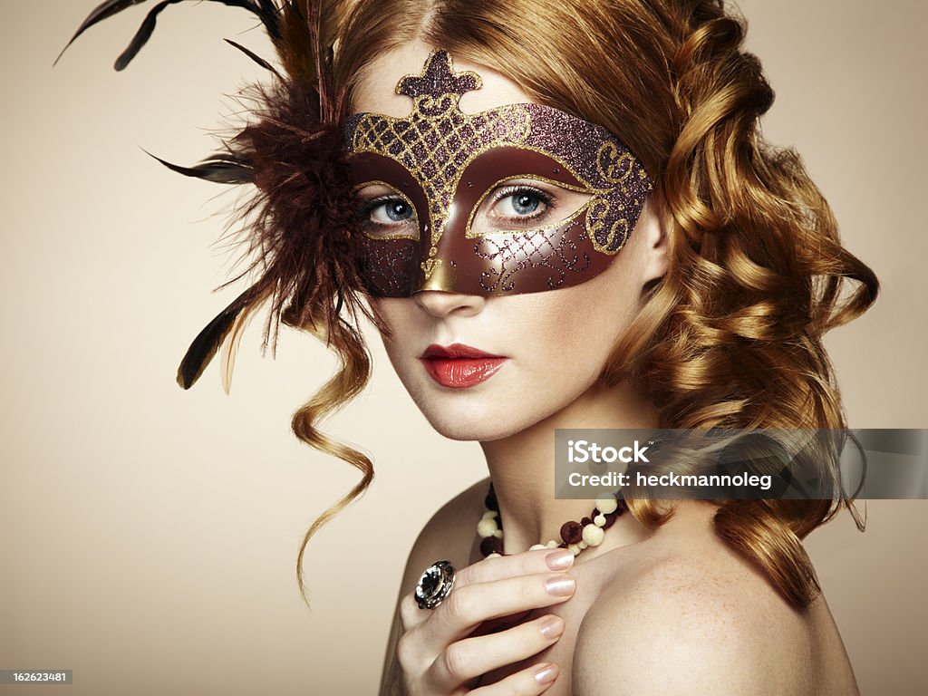 Красивая молодая женщина в коричневый таинственный Венецианская маска - Стоковые фото Женщины роялти-фри