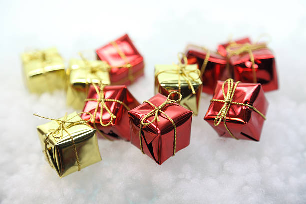 赤とゴールドの小包を christmass の範囲 - verpackt ストックフォトと画像