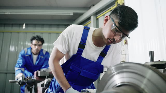 Expert Machining: Sales Lathe Worker Ensures Precision in Grinding Car Brake Discs