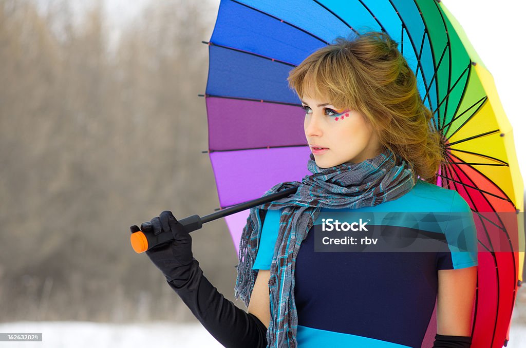 Jovem mulher com guarda-chuva multicor - Foto de stock de 20 Anos royalty-free