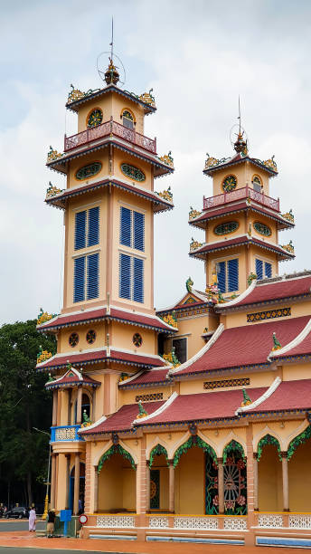 heiliger stuhl tay ninh (großer tempel von cao dai) im zentrum der stadt tay ninh, vietnam. - caodaism stock-fotos und bilder