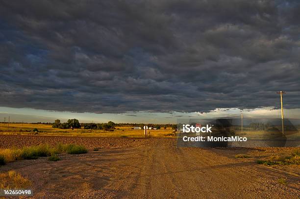 Tormenta Comming Foto de stock y más banco de imágenes de Aire libre - Aire libre, Carretera de tierra, Fotografía - Imágenes