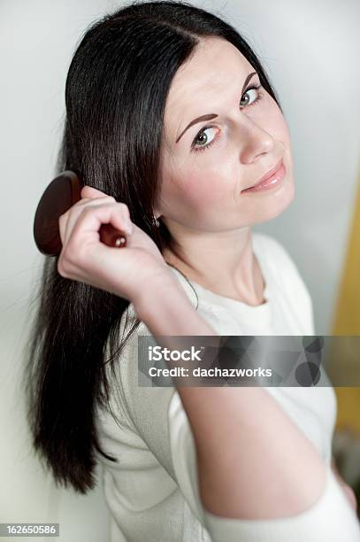 Photo libre de droit de Belle Fille Combs Cheveux banque d'images et plus d'images libres de droit de Accessoire - Accessoire, Adulte, Beauté