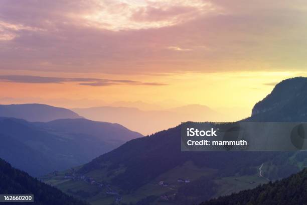 Montagne Al Tramonto - Fotografie stock e altre immagini di Dolomiti - Dolomiti, Alba - Crepuscolo, Albero