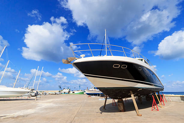 luxus motor yacht gestrandet auf einem dock - repairing sky luxury boat deck stock-fotos und bilder