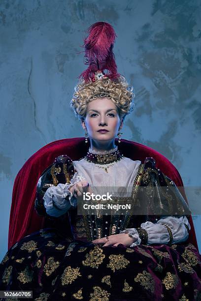 La Sua Altezza Reale Seduto Al Trono - Fotografie stock e altre immagini di Regina - Regina, Adulto, Arciduchessa