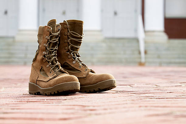 армейские ботинки в стиле милитари на к�олледж - military boots стоковые фото и изображения