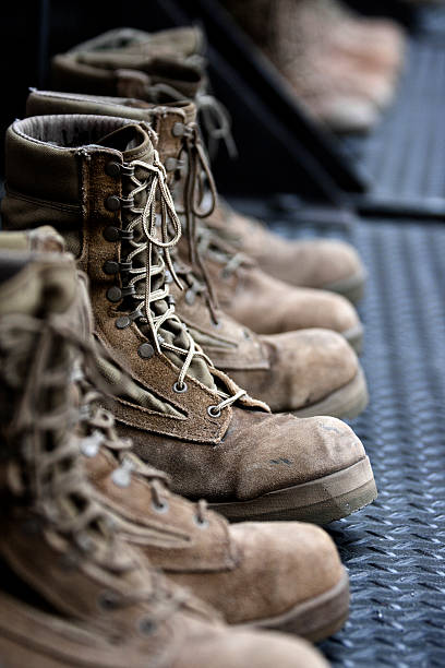 армейские ботинки - military boots стоковые фото и изображения