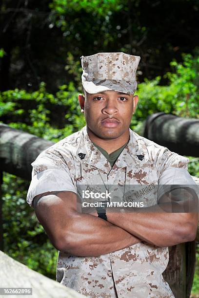Foto de Muscular Marine e mais fotos de stock de Corpo de Fuzileiros Navais dos EUA - Corpo de Fuzileiros Navais dos EUA, 20 Anos, 20-24 Anos