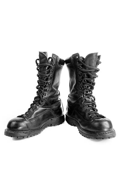 militar contra fundas - combat boots fotografías e imágenes de stock