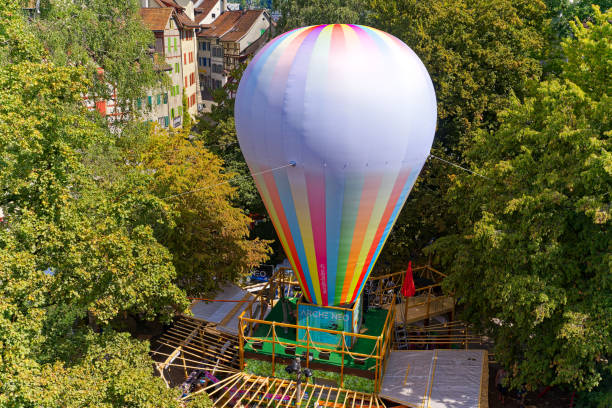 balão de ar quente estacionado no famoso festival tradicional na cidade suíça. - traditional festival adventure air air vehicle - fotografias e filmes do acervo