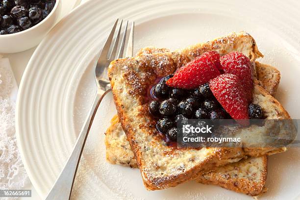 French Toast Mit Beeren Stockfoto und mehr Bilder von Amerikanische Heidelbeere - Amerikanische Heidelbeere, Beere - Obst, Brotsorte