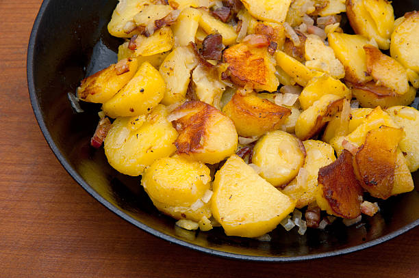 fried potatoes fried potatoes with bacon and onions fried potato stock pictures, royalty-free photos & images
