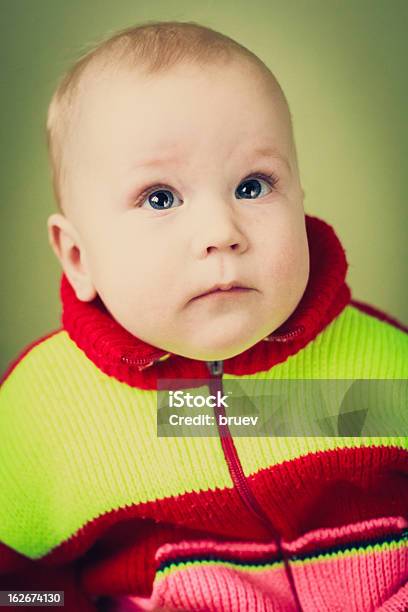 Ritratto Di Bambino Triste Su Sfondo Verde - Fotografie stock e altre immagini di 12-17 mesi - 12-17 mesi, Abbigliamento da neonato, Bambino piccolo