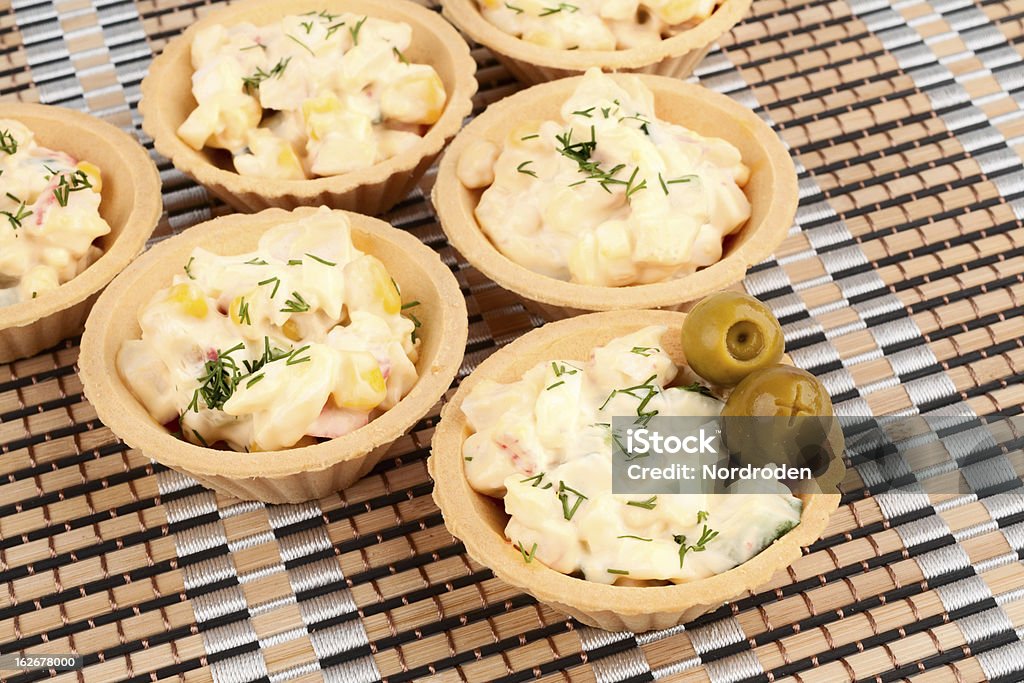 Salade de crabe et de tartelettes avec olives - Photo de Mayonnaise libre de droits