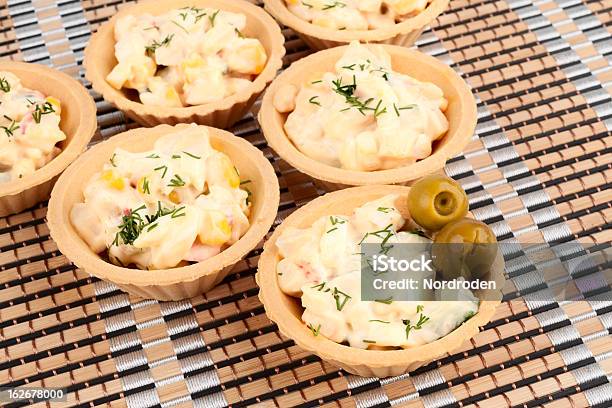 Photo libre de droit de Salade De Crabe Et De Tartelettes Avec Olives banque d'images et plus d'images libres de droit de Mayonnaise - Mayonnaise, Aliment, Aliment en portion