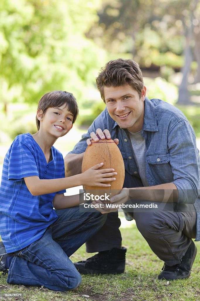 Vater und Sohn im park mit football - Lizenzfrei Alleinerzieher Stock-Foto