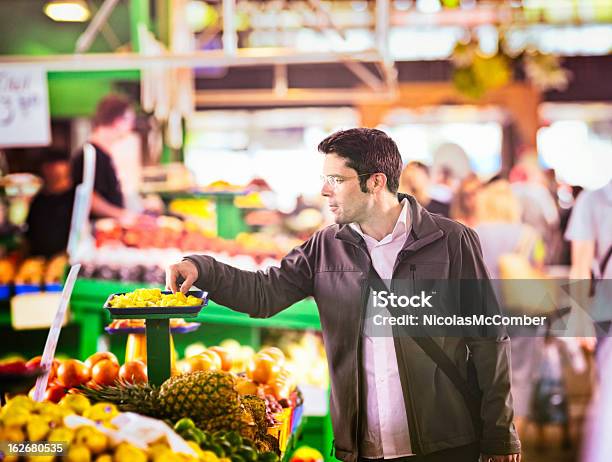 Mann Verkostung Ananas Im The Market Stockfoto und mehr Bilder von Schmecken - Schmecken, Markt - Verkaufsstätte, Supermarkt