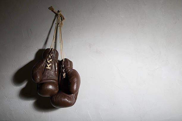 복싱 장갑 - conflict boxing glove classic sport 뉴스 사진 이미지