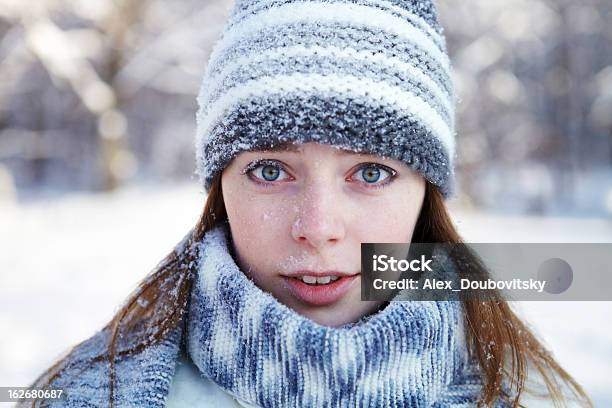 Foto de Retrato De Inverno e mais fotos de stock de Mulheres - Mulheres, Neve, Olhar para a Câmera