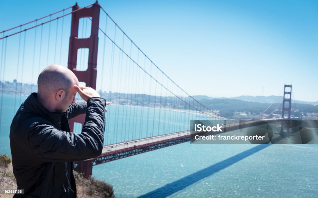 Voyageur impatients de vous accueillir à San Francisco - Photo de Paire de jumelles libre de droits