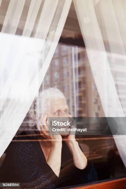Nachdenklich Stockfoto und mehr Bilder von Einsamkeit - Einsamkeit, Fenster, Seniorinnen