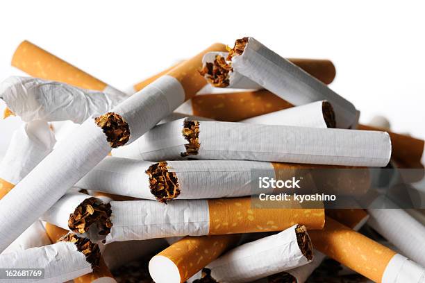 絶縁プロークン新タバコのショットを白背景 - 紙巻煙草のストックフォトや画像を多数ご用意 - 紙巻煙草, 壊れた, 禁止