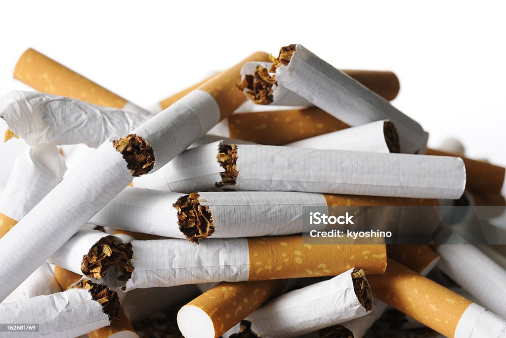 Isolado foto de broken nova cigarros no fundo branco - Foto de stock de Cigarro royalty-free