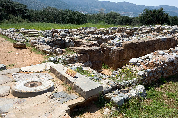 The famous Kernos of Malia (left) used in the ritual offering (1900 BC) - The palace of Malia, dating from the Middle Bronze Age - Crete Greece