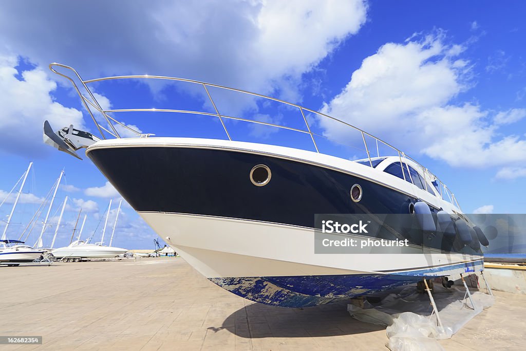 豪華なモーターヨットで浜辺に打ち上げられた桟橋 - ヨットのロイヤリティフリーストックフォト