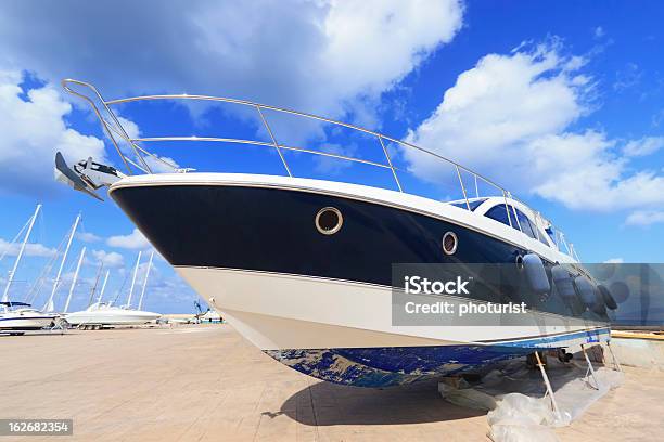 豪華なモーターヨットで浜辺に打ち上げられた桟橋 - ヨットのストックフォトや画像を多数ご用意 - ヨット, 塗料, いかり