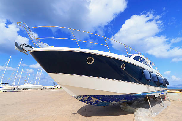 роскошные моторная яхта beached в док - repairing sky luxury boat deck стоковые фото и изображения
