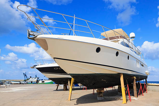 luxus-motor yachten gestrandet auf einem dock - repairing sky luxury boat deck stock-fotos und bilder