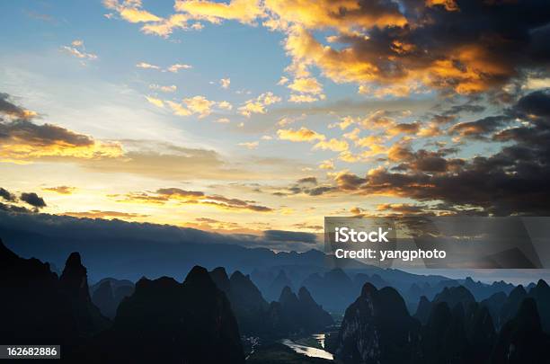 Guilin Foto de stock y más banco de imágenes de Agua - Agua, Aire libre, Cadena de montañas