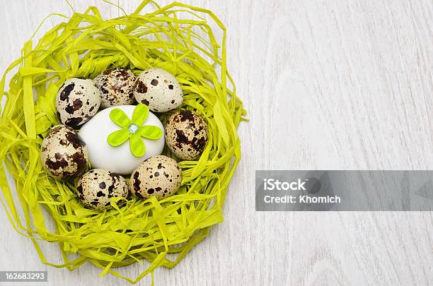 Quail Eggs In Nest Aus Stroh Stockfoto und mehr Bilder von April - April, Dekoration, Farbton