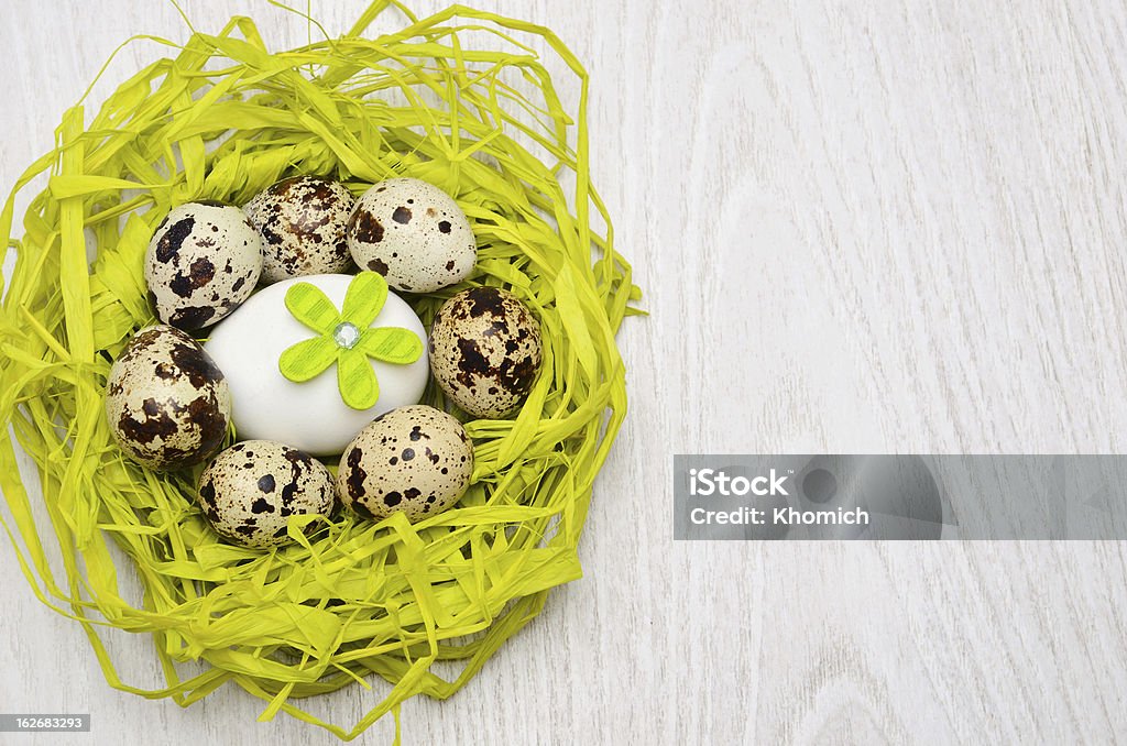 Uova di quaglia in nido Realizzata in paglia - Foto stock royalty-free di Aprile
