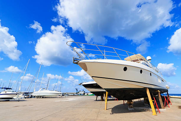 luxus motor yacht gestrandet auf einem dock - repairing sky luxury boat deck stock-fotos und bilder